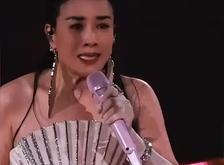 那英在北京开演唱会，唱着唱着突然在台上崩溃大哭，真不是因为嗓子顶不住，而是她一抬