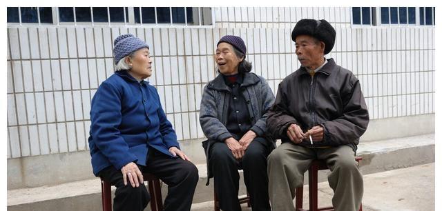 退休后回村住了三个月，才看清一个真相：村里那些七八十岁的老人，没有几个是在过日子