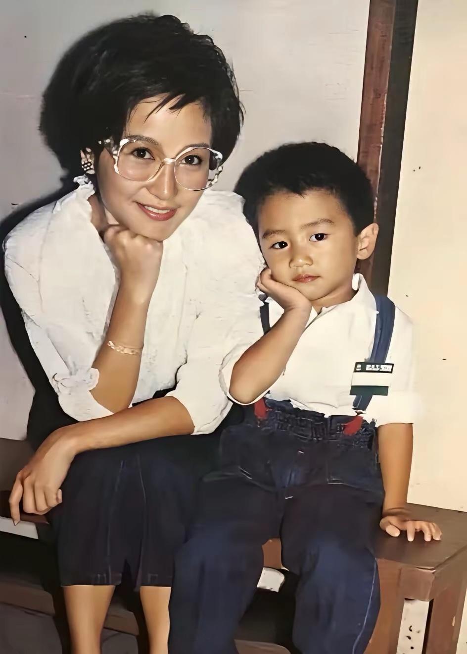 1982年，2岁的谢霆锋和妈妈狄波拉的合影，母子俩的幸福时光。爸爸谢贤是港圈