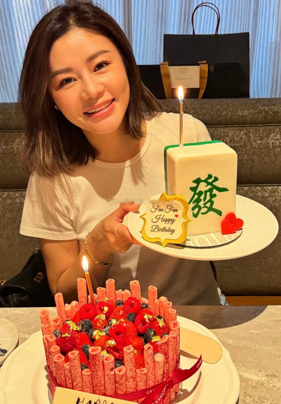 范姜54岁生日，钟镇涛和两个女儿给范姜庆生。​​​