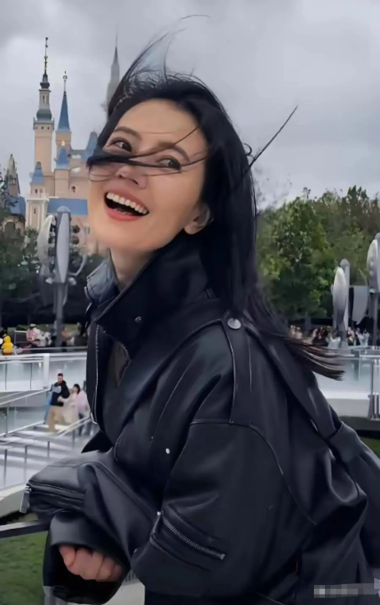 高圆圆母女度假惊艳亮相，女儿气质爆棚，妈妈美得不可思议！