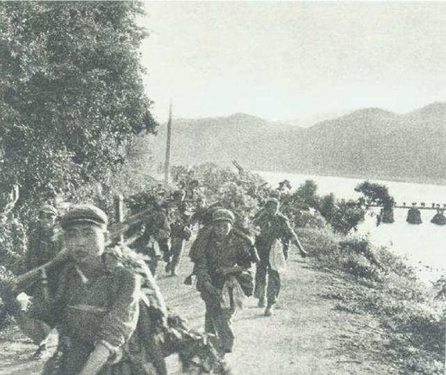 1950年，洪学智没想到的是自己刚到北京竟然就被邓华和林彪扣住了，随后他想向叶剑