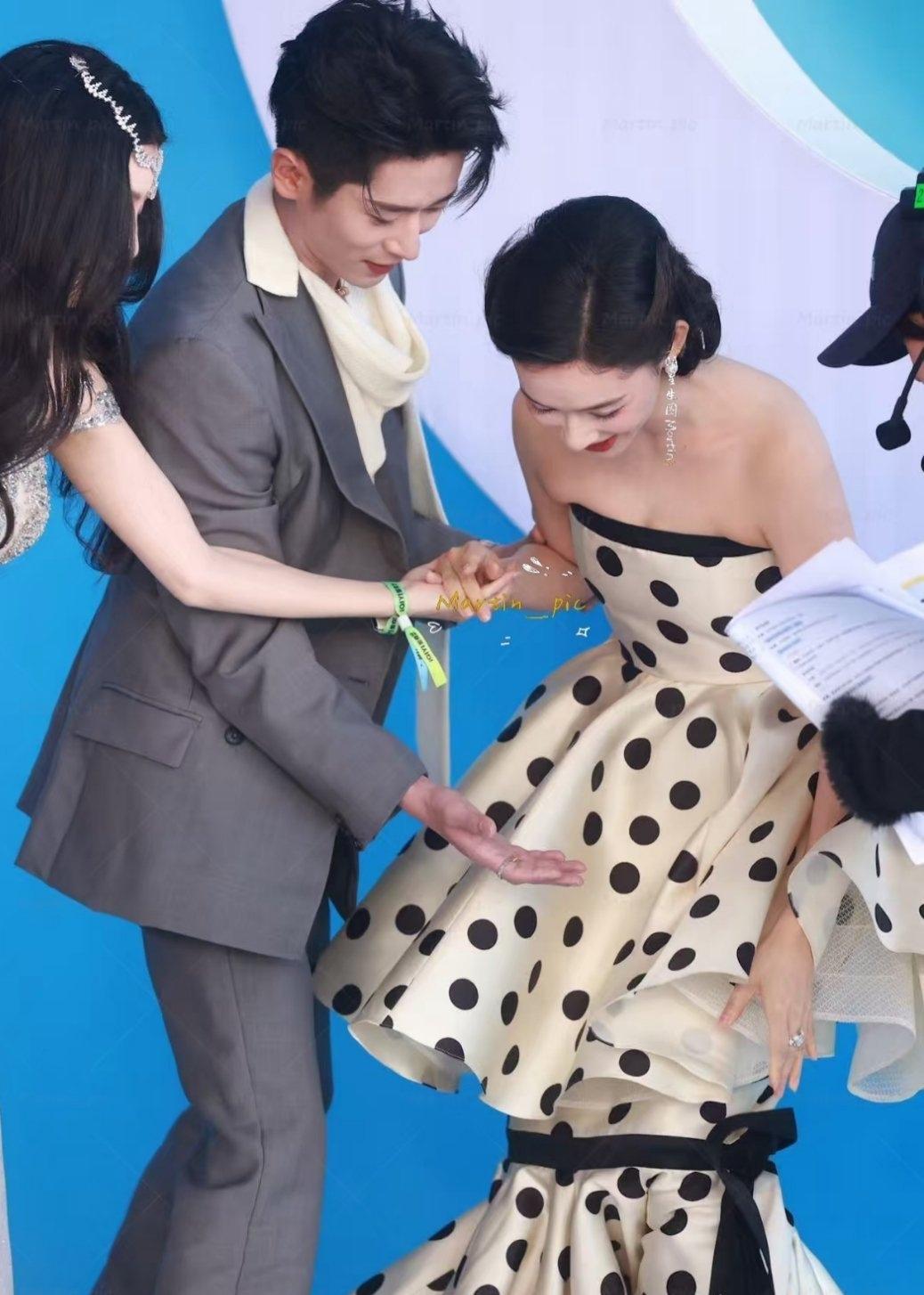 红毯小插曲！林允长裙绊脚踉跄瞬间，丞磊一个箭步冲上前，这反应速度绝了！[赞]
