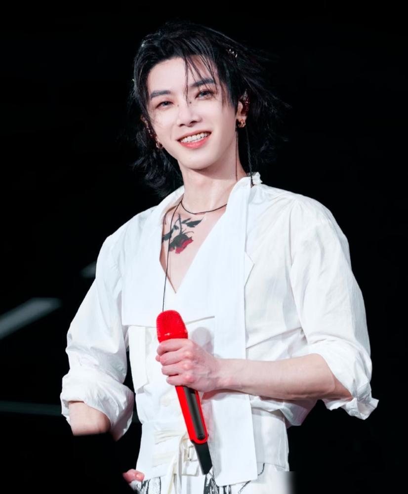 别只看华晨宇哭了，他身后是2000吨钢材搭的舞台，被吊车连夜拆成废铁，投了快10