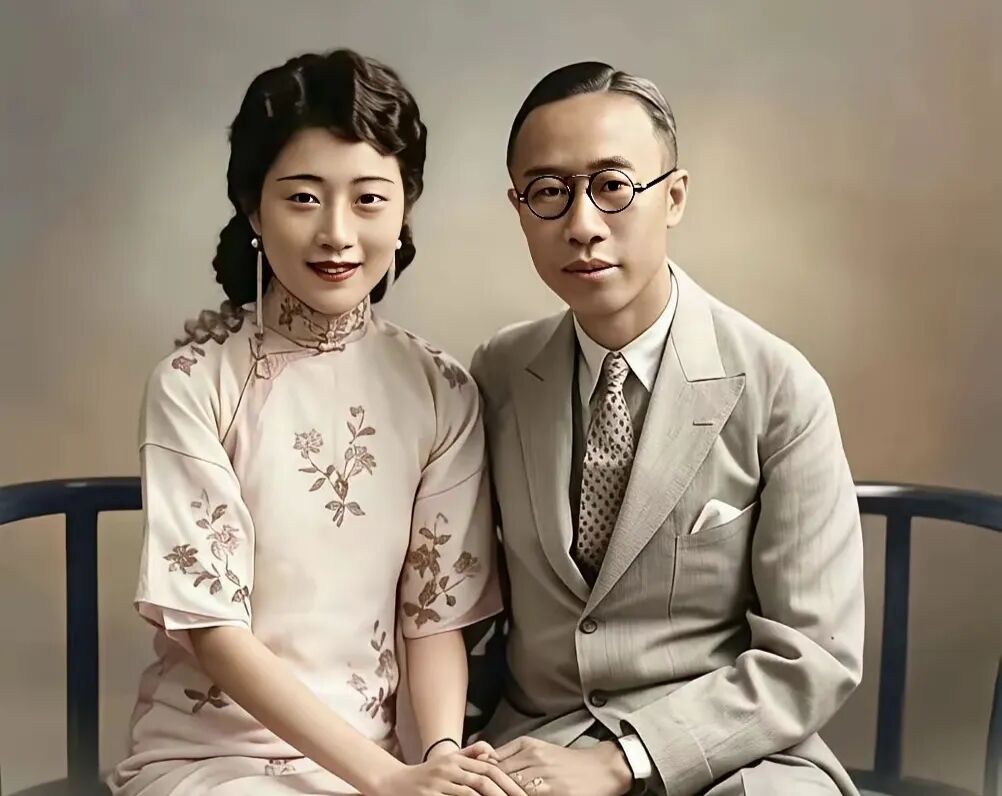 溥仪和婉容也有着不少相似的爱好，可美好的时光终究短暂。天津七年，是两人关系最后的缓冲期，溥仪穿西装、