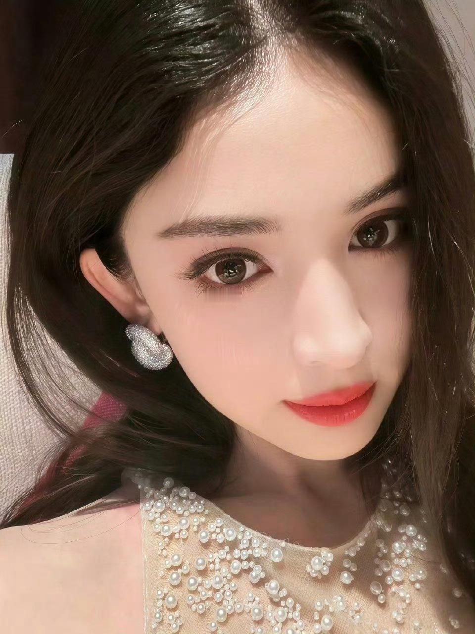 娜扎的卧蚕比我眼睛大娜扎真的超级美，浓颜大五官脸又很小！