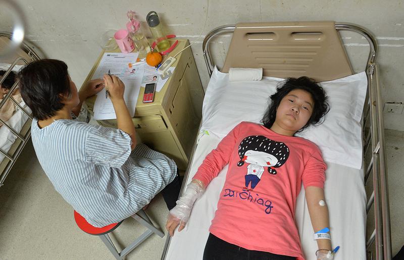 17岁的湖南女孩小琴太让人心疼了。2025年12月13日，患有糖尿病的母亲离世，