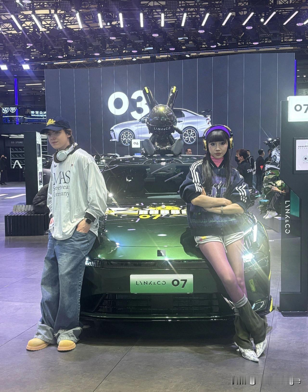 未来科技感十足的车展现场，萌兔与酷炫汽车同框！🚗🐰