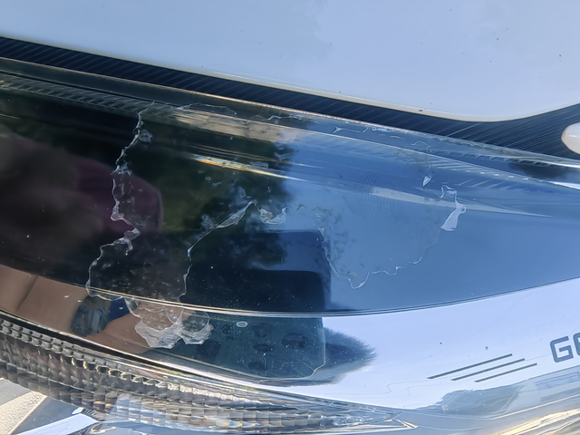 车灯脱漆了帝豪四年不到车灯脱漆