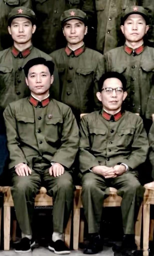 谁不是真正的军人？这张合影拍摄于1975年，五位军人身穿“65式”军装留下这