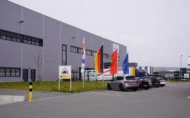 傲慢的德国企业家们，正在逃命式搬家到中国！回想2025年10月25日中午，巴