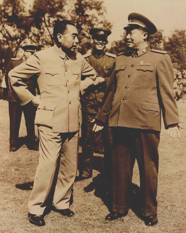 红军三大主力胜利会师后，周总理来看望贺龙，提出了一个问题，三个方面军会师了，怎么