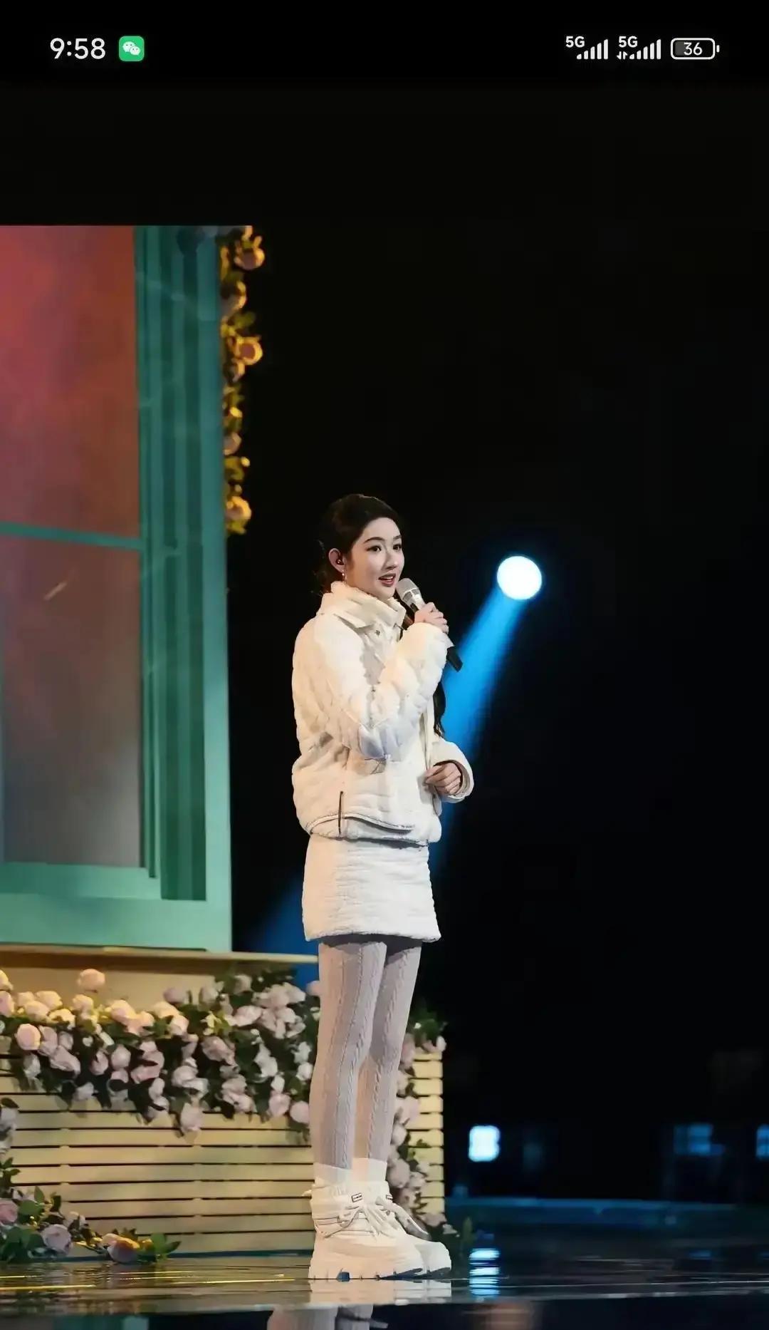 172cm被裙子压成155！王玉雯跨年穿蛋糕裙，镜头一开，腰低到胯，肩宽背