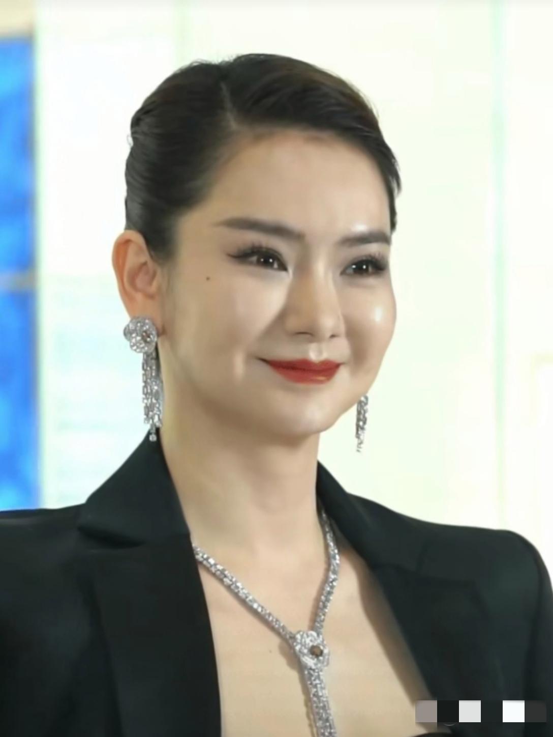 哇哦，镜头中的戚薇虽然皮肤白皙，睫毛长翘，修项秀颈，珠围翠绕，但面孔馒化，眉膀眼