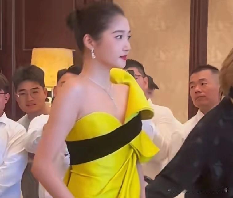 妈呀！关晓彤真是美我一大跳！这身材比例绝了！不过神奇的是，妹子明明瘦得像