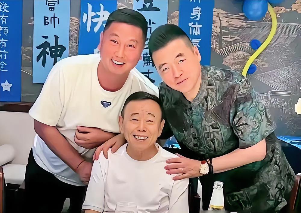 家人们，谁懂啊！潘长江69岁寿宴的包厢里，我看到了娱乐圈最真实的一幕！不是吧