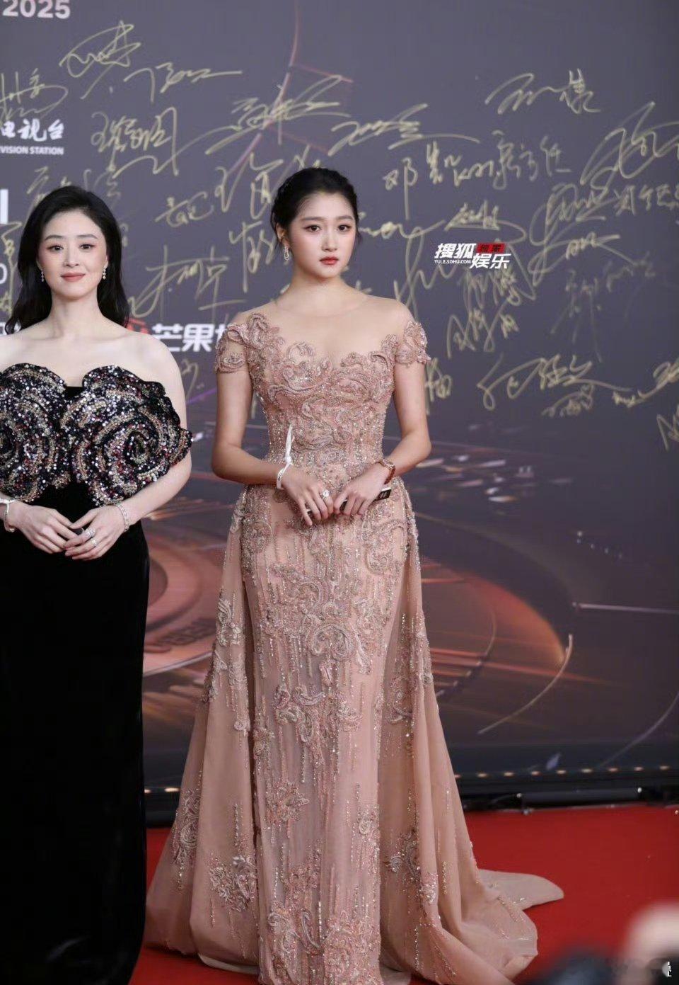 彤的肩和胯太宽了然后她今天怎么这么黑[笑着哭]以前和蒋欣也还好啊​​​