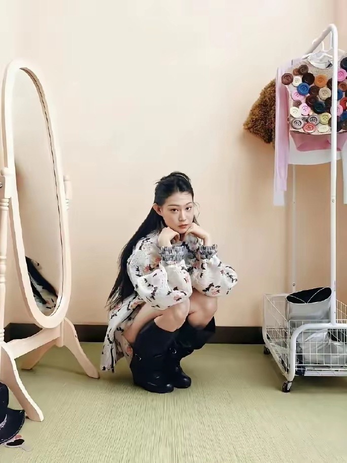 小沈阳是真舍得捧女儿，沈佳润第三次登上杂志封面，比以前好看了
