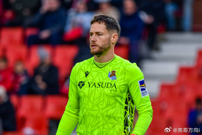 《每日体育报》报道，巴萨总监德科与皇家社会门将雷米罗的经纪人会面，谈转会可能性。