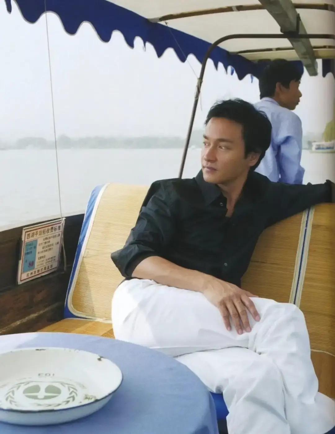 张国荣穿黑衣白裤游西湖那天，我正好在断桥边卖糖葫芦。他戴墨镜，脸小得吓人，船