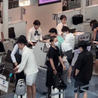 这是国乒团队准备回国的一组机场花絮图片。双双丢冠的两小只看起来心情不错，以前出