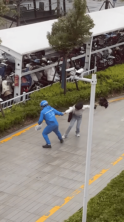外卖小哥本可一走了之，他却选择回头拉起女生，将女生护送到避风处。中国正能量正能