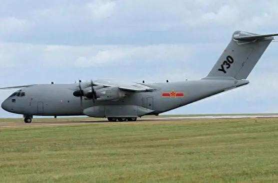 随着运30密集加速试飞，我国空军正式形成轻重双主力空运新格局。两款运输机并非新旧