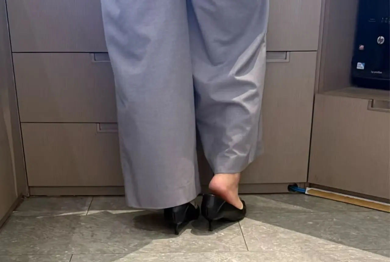 做个前台也挺不容易的，累脚