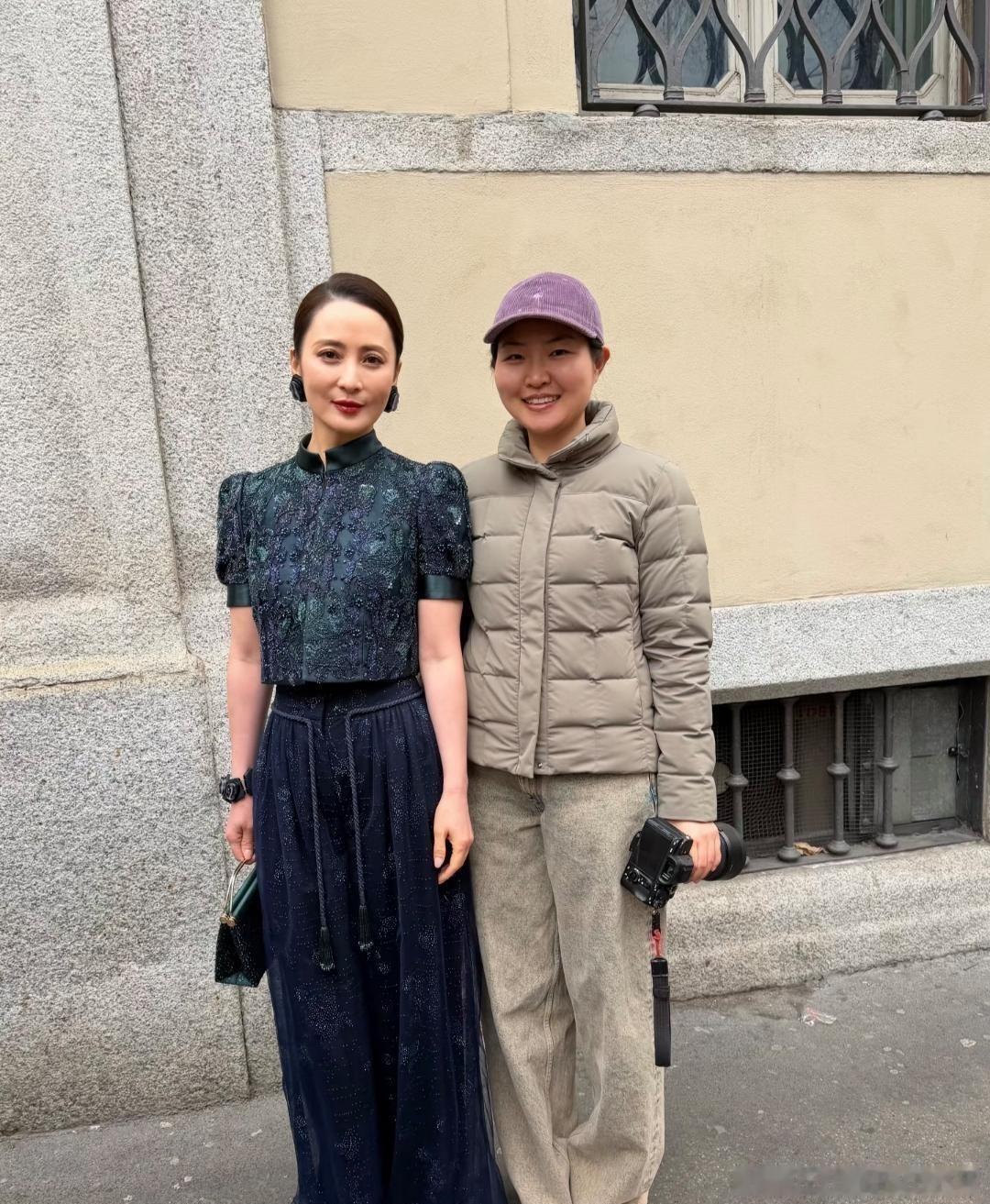 50岁的蒋勤勤在意大利街头被偶遇，一身名牌看起来特别贵气。不过这次妆容有点太浓，