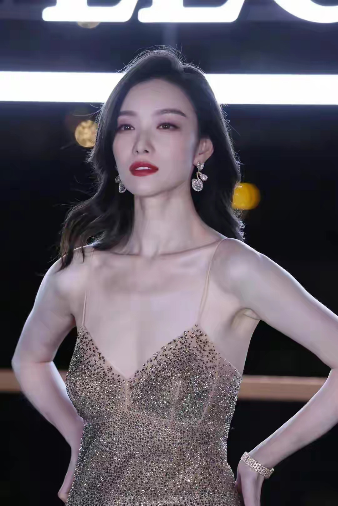 内娱红毯修罗场，倪妮一身鎏金闪片鱼尾高定登场，直接屠榜热搜，被网友称作定毯神针，路人抓拍生图和精修几