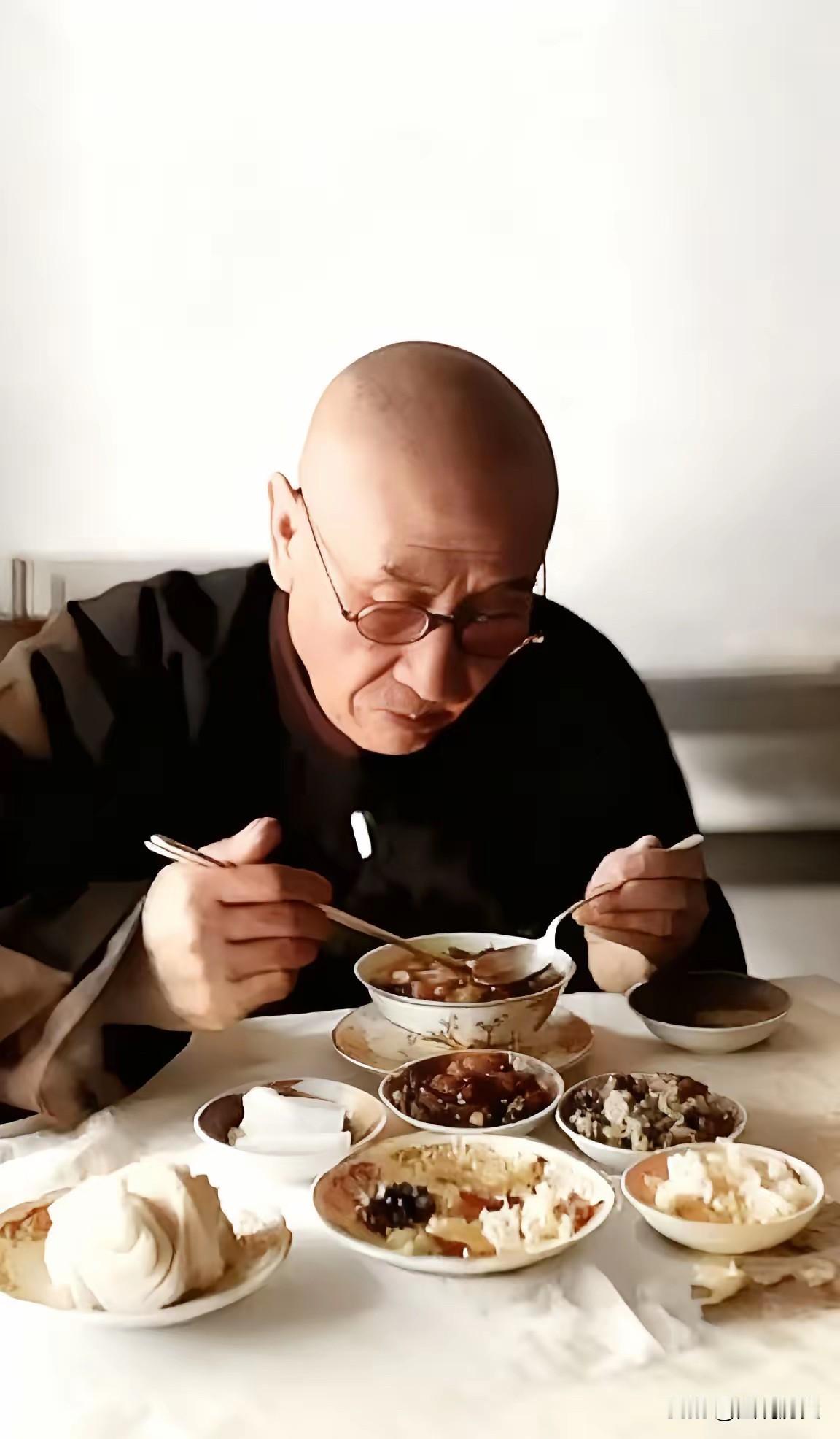 这张珍贵老照片拍摄于1958年的台湾，一位75岁的老人在吃早餐的场景被记录下来，