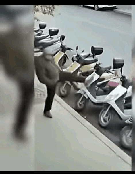 不作死就不会死。一位老人，看到路边摆放整整齐齐的电动车，突然心生歹念，