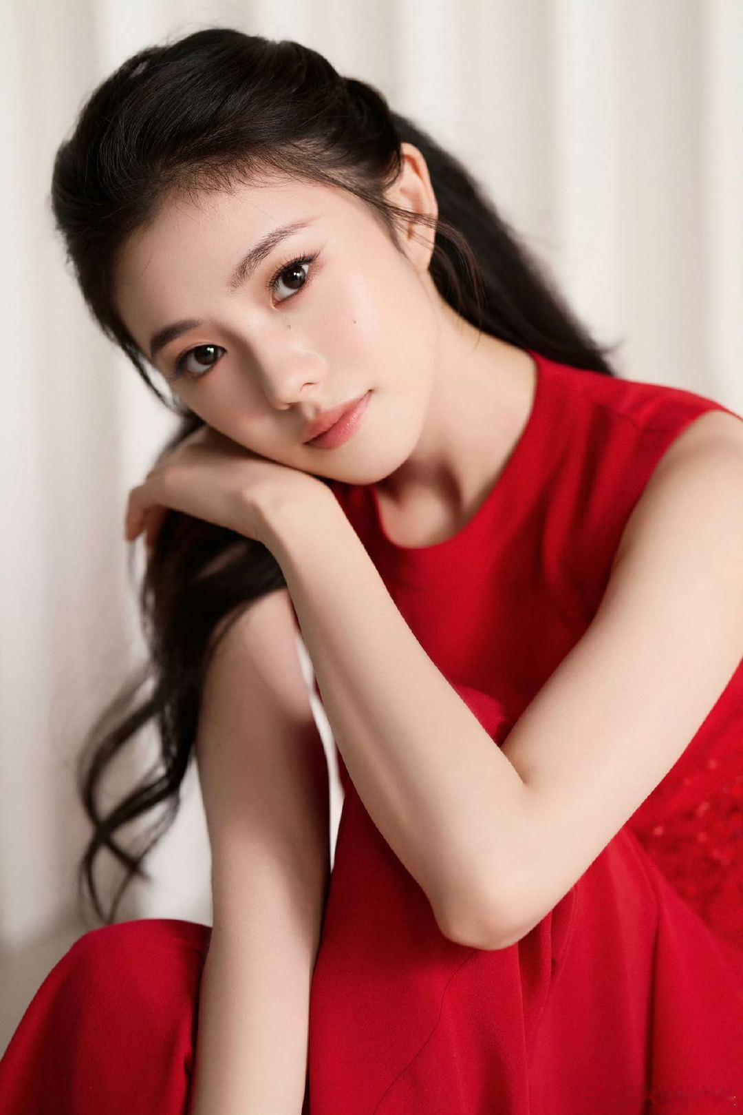 沙漠谈新片合作刘浩存彭昱畅青年导演沙漠新片《无孔不入》已杀青。据了解，该片由刘