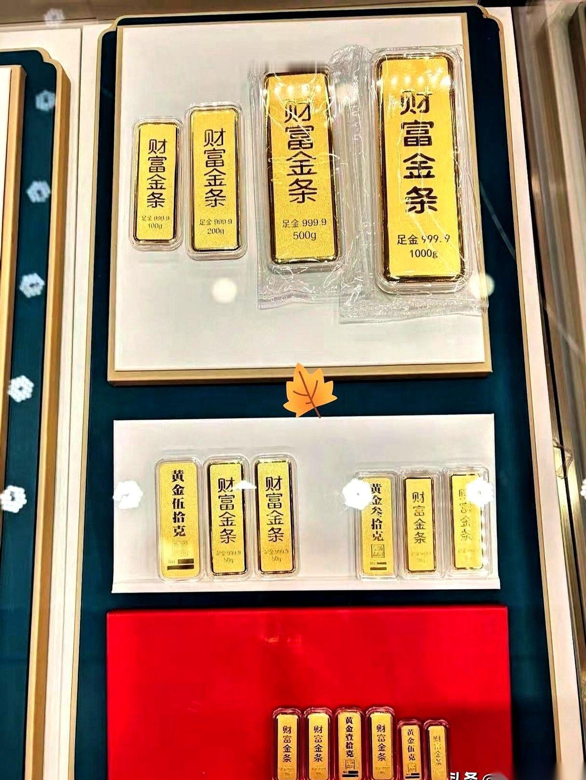 金价一根线直接栽了下来。手机屏幕上那道刺眼的绿，让我下意识就想到了我朋友。我