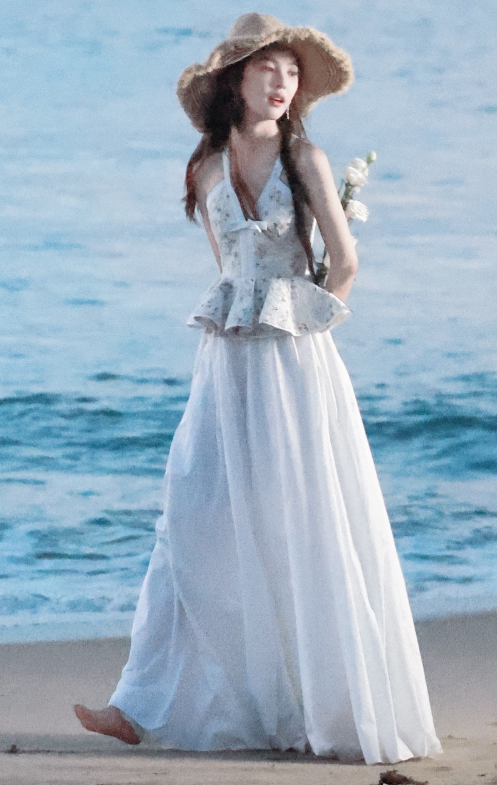 章若楠角色热度破亿楠楠海边度假光jio玉足白色珍珠高跟凉拖