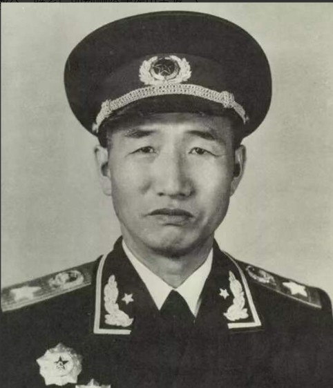 徐向前的儿子徐小岩带女朋友回家吃饭，元帅亲自下厨，做了满满一桌子菜。没想到，女孩
