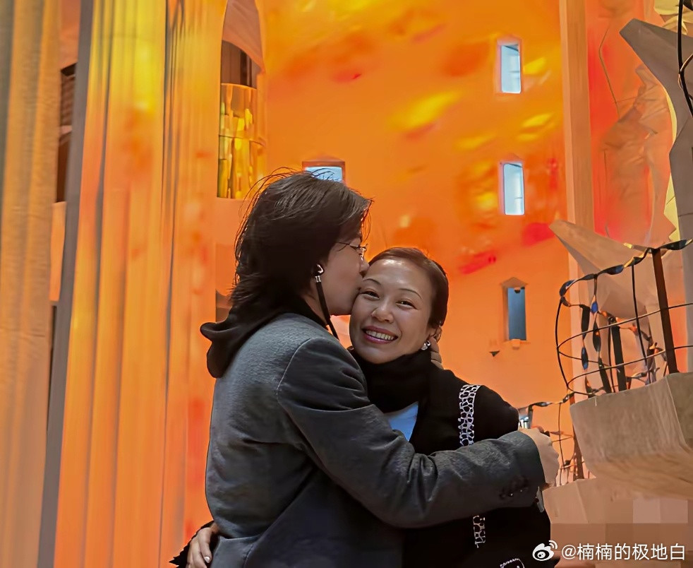 萧敬腾和林有慧现身西班牙旅行，他俩好恩爱啊！女方52岁，比萧敬腾大14岁，相差这