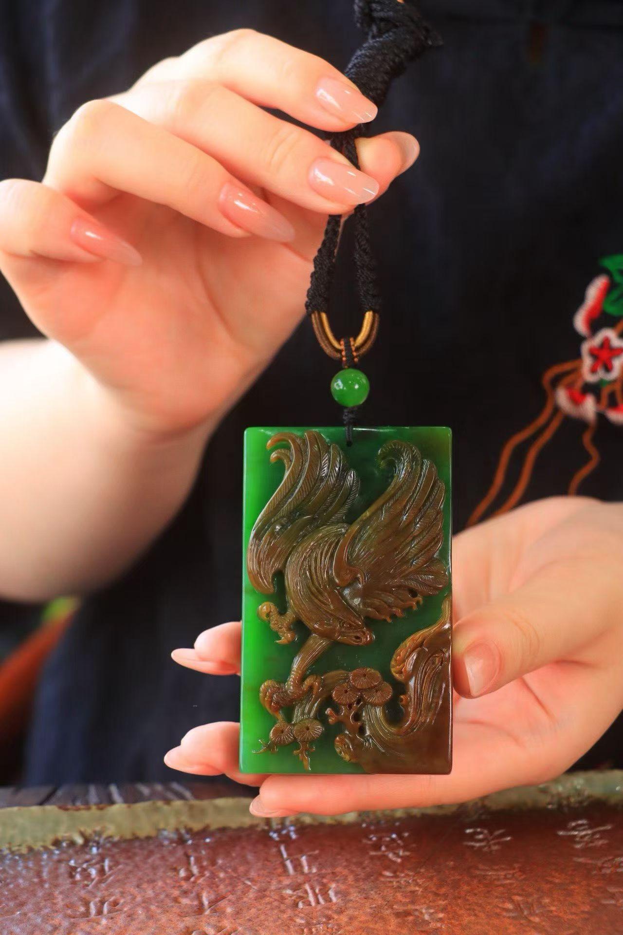 〈碧玉·赢天下〉收藏精品❤和田玉老坑碧玉，俏色巧雕，质地细腻。手感光滑舒适