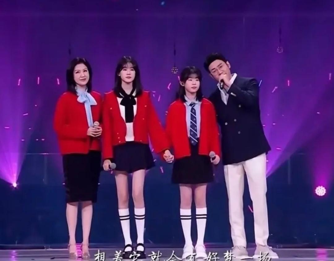 陆毅的两个女儿长得也太高了，最抢眼的就是那一双大长腿，又直又长，比例绝了，这条件