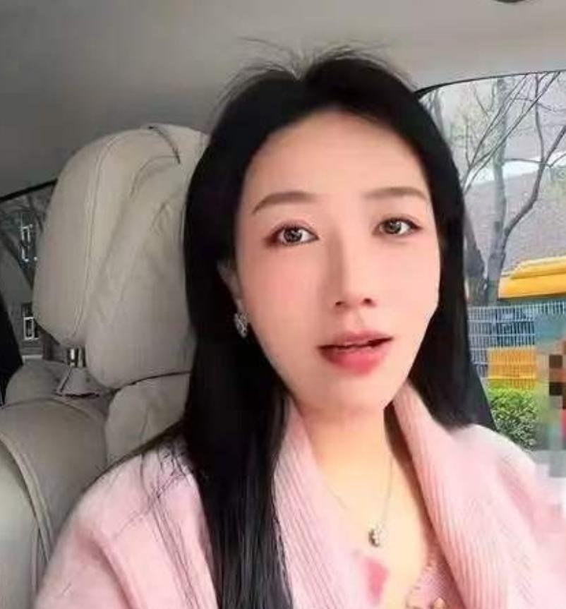 张雪峰前女友张张发声，称自己买下了属于张雪峰的家，这个房子是他们曾经同居过的小区