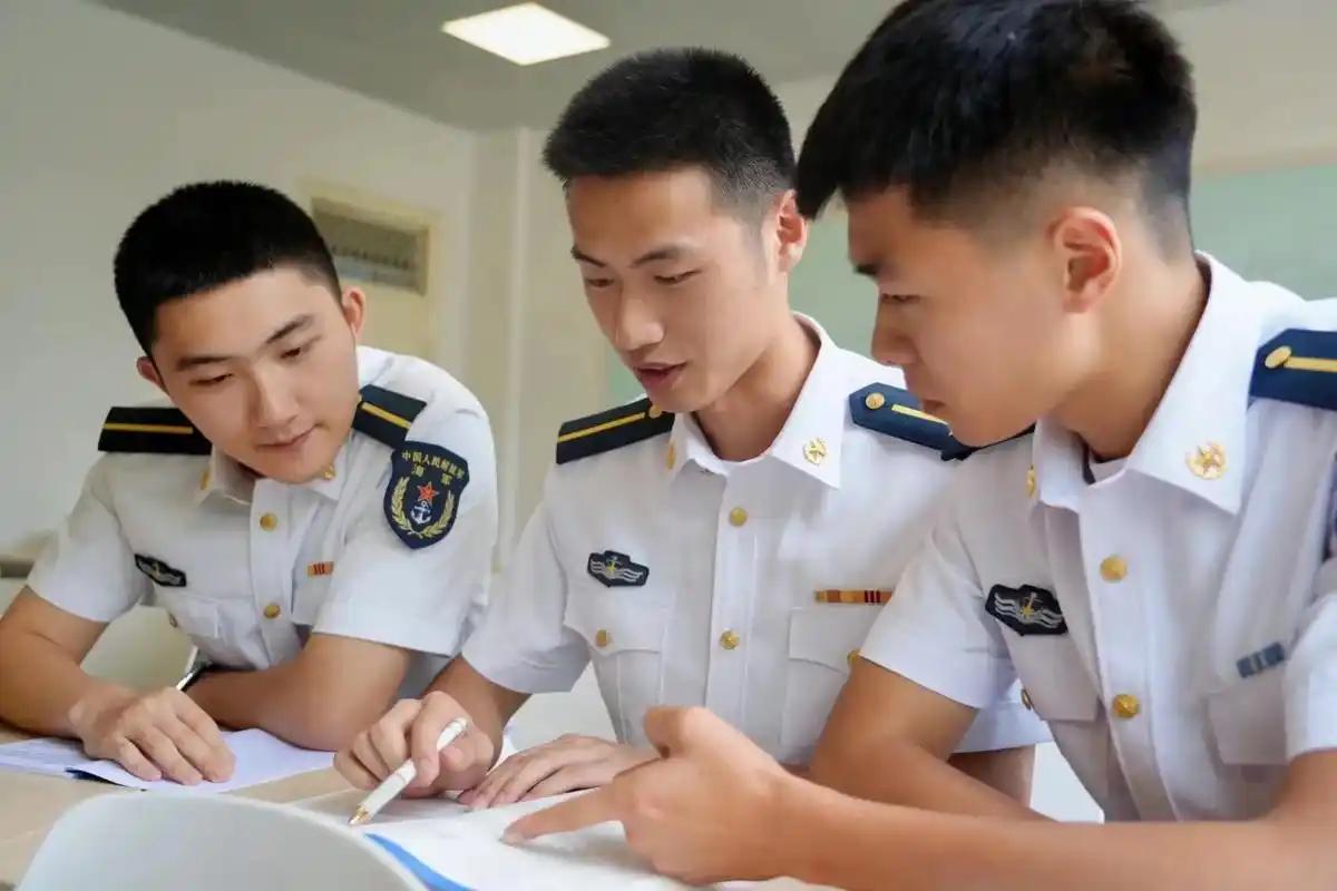 我军军官比例较高的利弊分析！因为双长制等原因，在全球范围内，我军军官的比例算