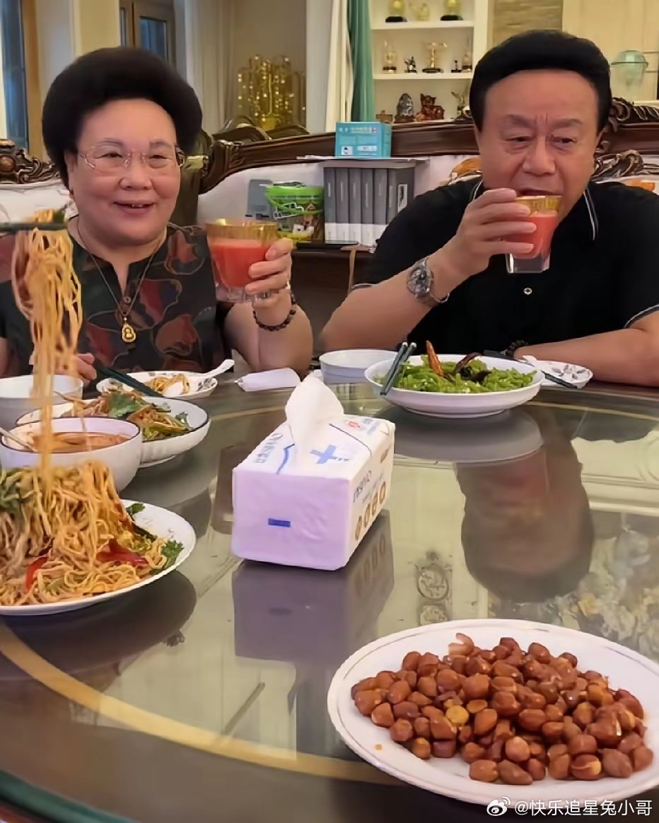 伊能静晒中秋节回到秦昊老家东北与公公、婆婆一起聚餐时的一幕，老两口特别开心。​