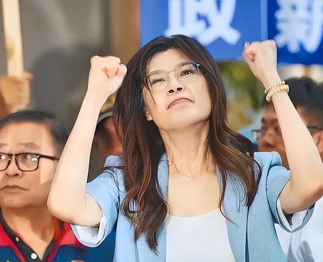 郑丽文若败选就“单飞”？拉黄复兴另组新党，这步棋够野！岛内蓝营这出戏，看得人