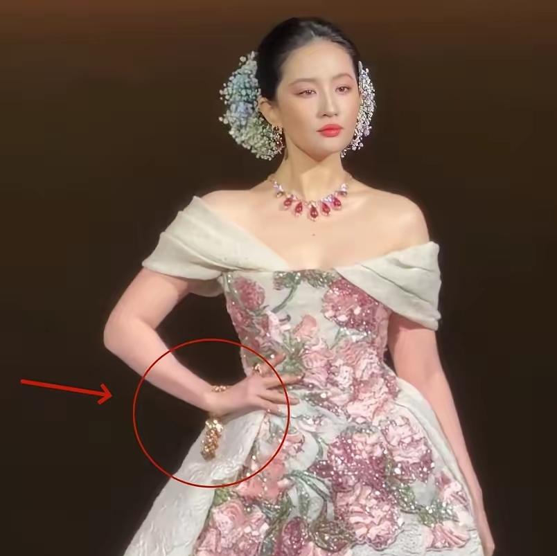 仔细看，刘亦菲修图幅度其实很大。比如：她真实的眉毛，是眉尾向下的，在精修图里，她