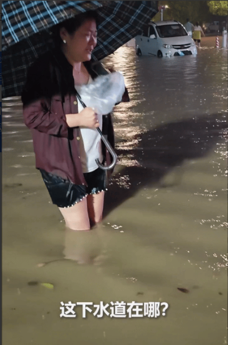 这一幕令人破防！安徽阜阳，女子站在水中哭泣，路过男子询问后感到暖心。没想到，附近