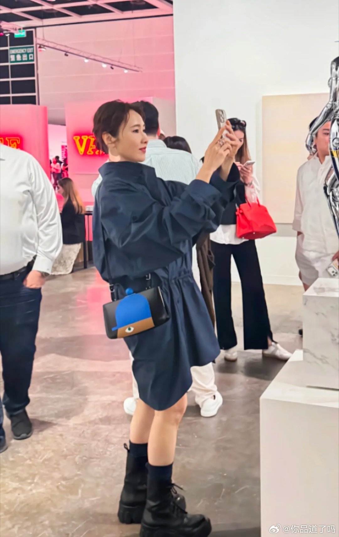 黎姿这状态哪像五十几岁？说她三十出头我都信！一身深蓝色套裙裹着紧致的身材，厚底靴