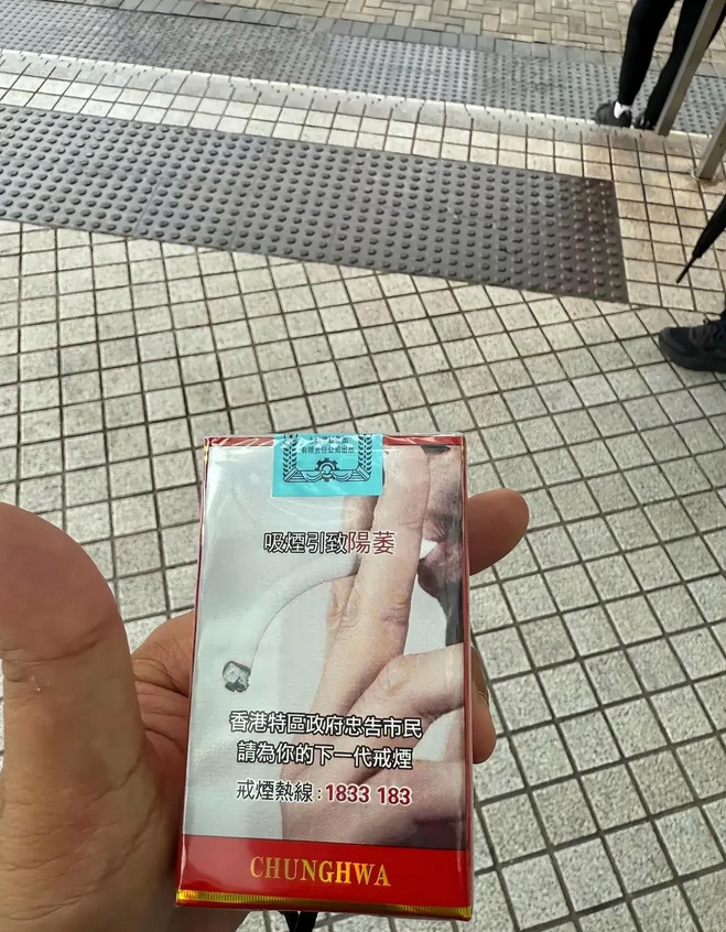 这图片真是绝了，烟都是弯的[笑着哭]