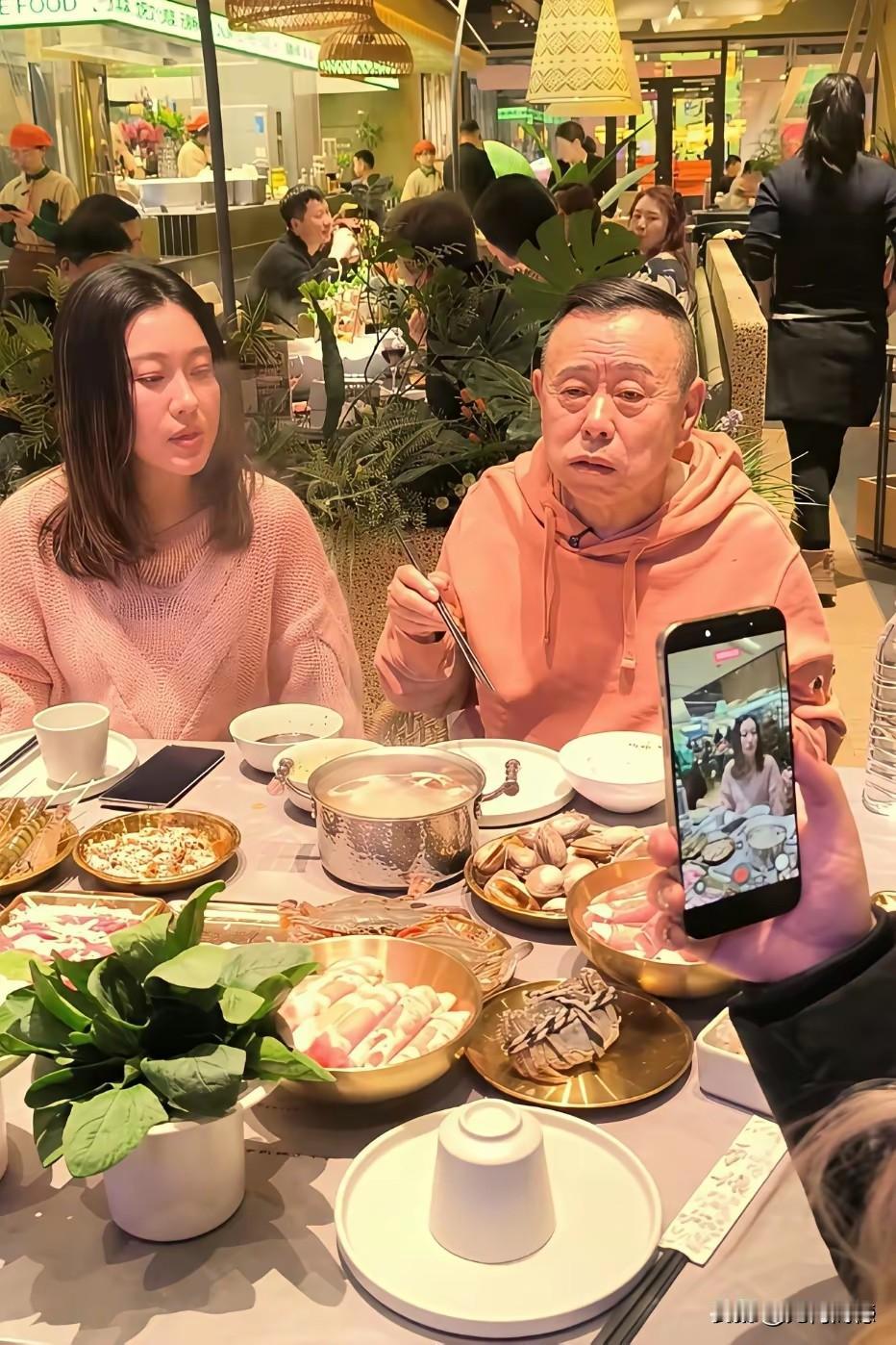 潘长江和女儿在一起吃饭，这菜比较硬，看着就有食欲，不过不知道为什么，在吃饭的过程