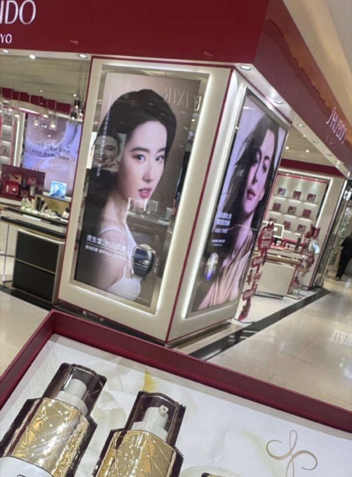 国际巨星们硬广撞一起了，哈哈​​​