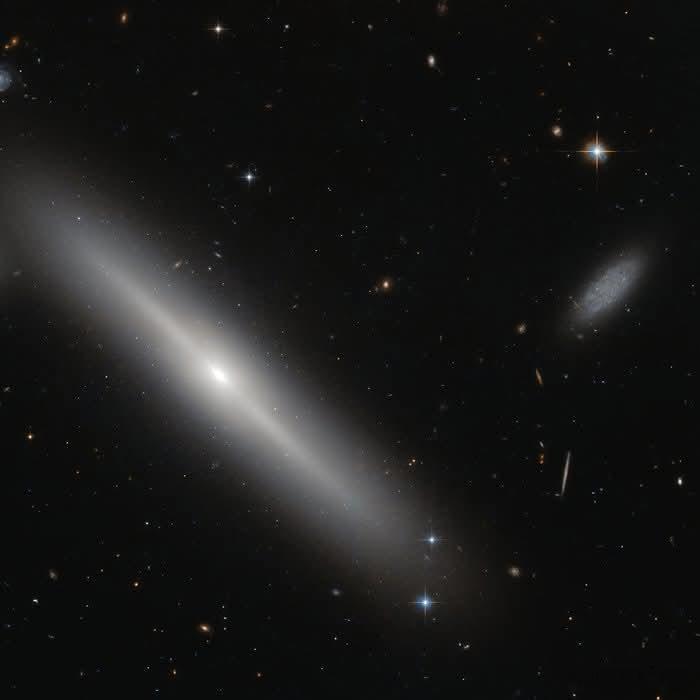 从侧面看，NGC5308看起来不太像一个星系，而更像是一根金针滑过黑色天鹅绒